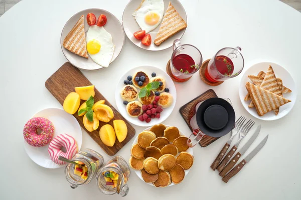 farklı tatlı ürünleri ile beyaz arka plan üzerinde ayarlayın. karbonhidrat kahvaltı