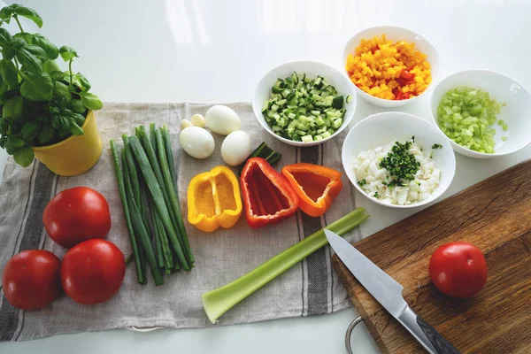 Gazpacho beyaz arka plan üzerinde yemek pişirmek için vegetales dizi. — Stok fotoğraf