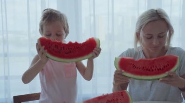 Moter kırmızı karpuz ve diş altında akan suyu yemek iştah açıcı ile mutlu çocuk