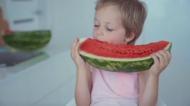 Mutlu çocuk kırmızı karpuz ve diş altında akan suyu yemek iştah açıcı