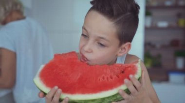 Mutlu çocuk kırmızı karpuz ve diş altında akan suyu yemek iştah açıcı