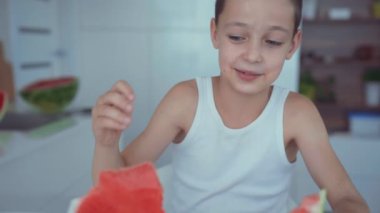 Mutlu çocuk kırmızı karpuz ve diş altında akan suyu yemek iştah açıcı