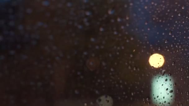 Mujer conduciendo bajo una fuerte lluvia en la ciudad — Vídeos de Stock