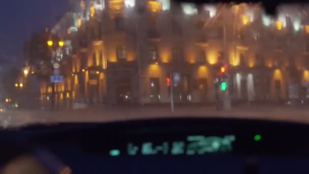 Mujer conduciendo bajo una fuerte lluvia en la ciudad — Vídeo de stock