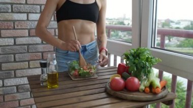 Kadın içme sebze yeşil detoks güler yüzlü uygun. çiğ gıda diyet