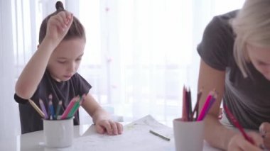 Anne ve oğlu renkli kalemler ile boyama sayfaları