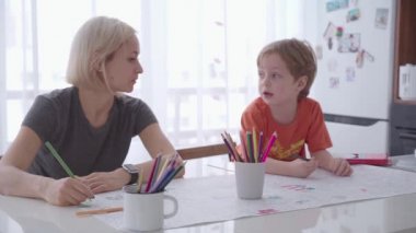 Anne ve oğlu renkli kalemler ile boyama sayfaları