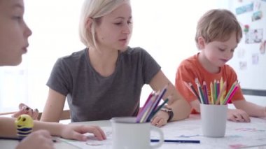 Anne ve oğlu renkli kalemler ile boyama sayfaları