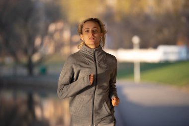 Çalışan kadın. Kentsel peyzaj üzerinde koşu koşucu. Kadın fitness modeli eğitim dışında