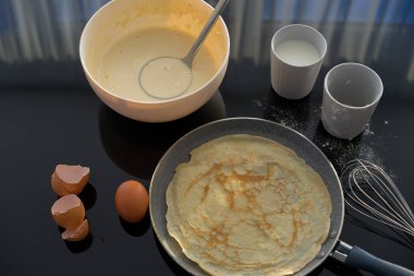 Gözleme siyah parlak zemin için malzemeler. Krep günü.