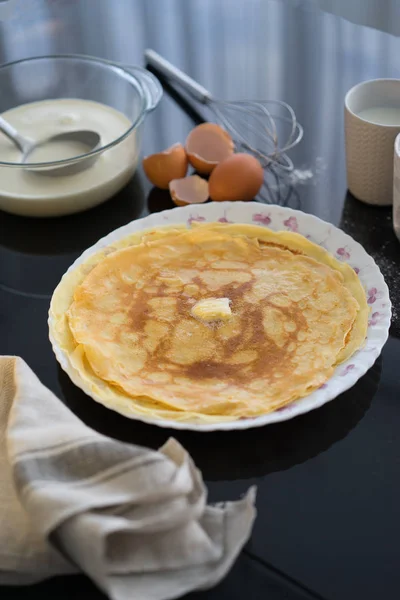Ingredienti per frittella su sfondo nero lucido. Giorno dei pancake . — Foto Stock