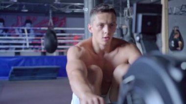 Kürek makine egzersiz spor yapan genç atletik erkek