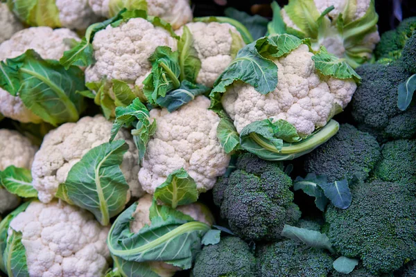 Broccoli och blomkål på marknaden lagra oudoor — Stockfoto