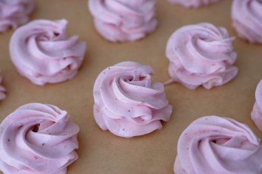 Fransız beze parşömen kağıt üzerine çerezleri marshmallows yapma