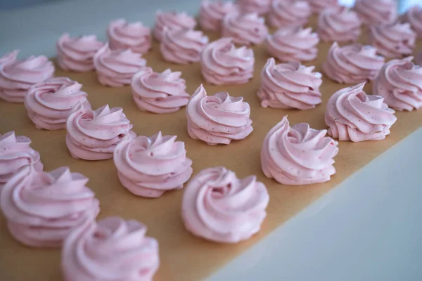 Making French meringue cookies marshmallows on parchment paper — Stock Photo, Image