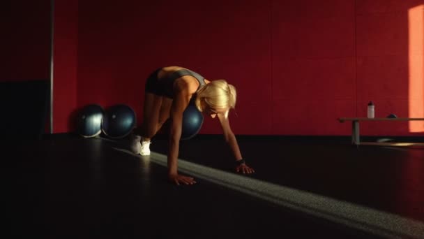 Sportlerin auf der Gymnastikmatte beim Bauchgymnastik. muskulöse Athletin beim Bauchmuskeltraining — Stockvideo