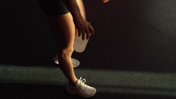 Фитнес-женщина пьет воду на тренировке в тренажерном зале — стоковое видео