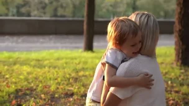 Bambino che corre nelle mani delle madri per abbracciarla e girarle intorno . — Video Stock