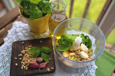 Ev yapımı maydanoz pesto sos ve malzemeler ahşap arka plan üzerinde