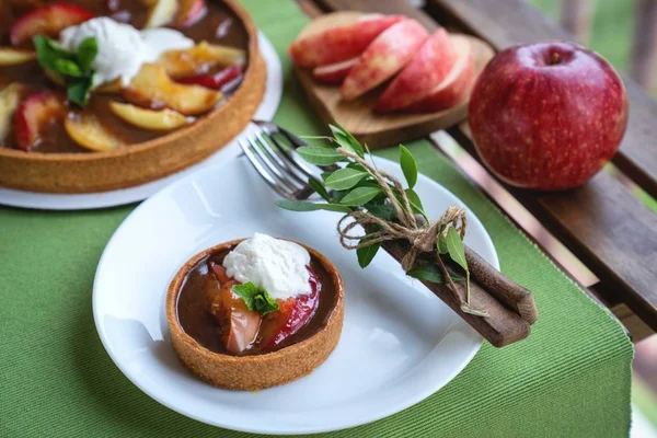 Beyaz tabakta karamel ile elma tart — Stok fotoğraf