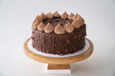 çikolata ve fındık pasta beyaz arka plan üzerinde