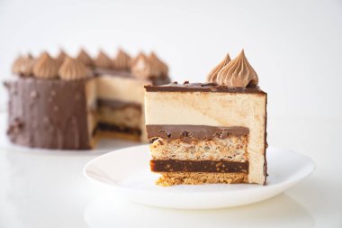 çikolata ve fındık pasta beyaz arka plan üzerinde