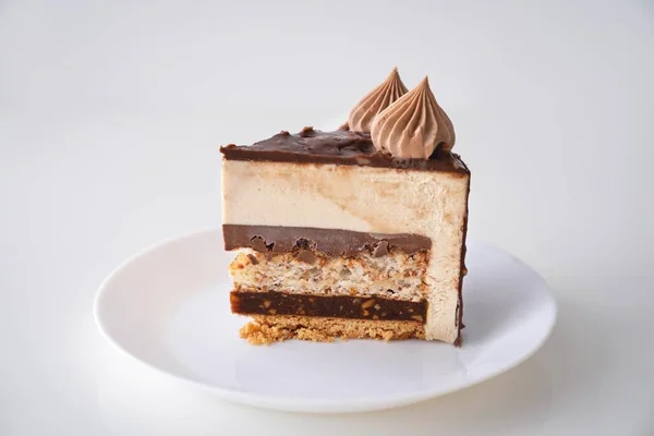 çikolata ve fındık pasta beyaz arka plan üzerinde