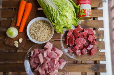 et ve yemek pişirmek için hazırlanan Mısır ezmesi ile dolması lahana rulo.