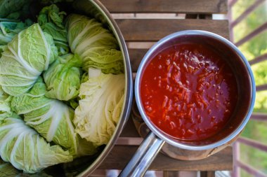 et ve yemek pişirmek için hazırlanan Mısır ezmesi ile dolması lahana rulo.