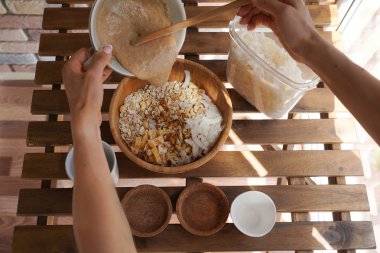 Granola, pişirme işlemi, sağlıklı kahvaltı fikir, vegan diyet ve detoks kavramı hazırlanması.