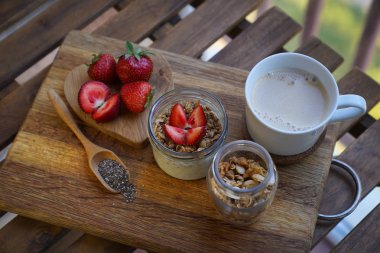 Chia tohum puding üzerinde ahşap arka plan wiyh kahve. kahvaltı seti