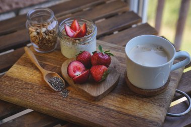 Chia tohum puding üzerinde ahşap arka plan wiyh kahve. kahvaltı seti