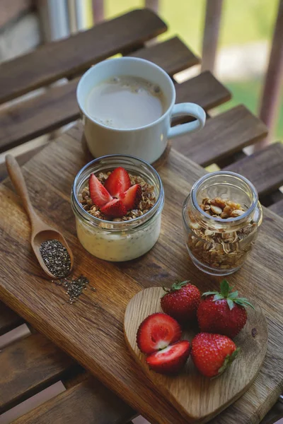 Chia tohum puding üzerinde ahşap arka plan wiyh kahve. kahvaltı seti