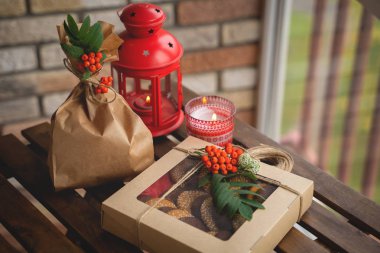 Hediye kutuları üzerinde koyu ahşap masa tanımlama kümesi