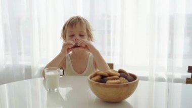 Çocuk süt ile ev yapımı kurabiye ev mutfak yemek