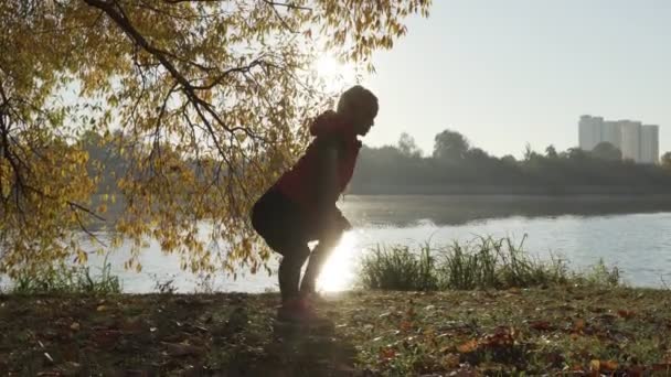 Kvinna löpare kör falla hösten skogen. Kvinnliga fitness tjej jogging på väg i fantastiska höst lövverk landskap naturen utanför. — Stockvideo