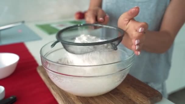 Mąka przesiewająca przez sito do pieczenia — Wideo stockowe