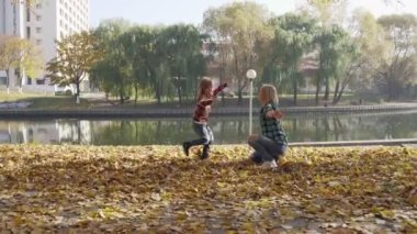 Genç anne oğluyla eğlenceli sonbahar park güneşli gün olması.