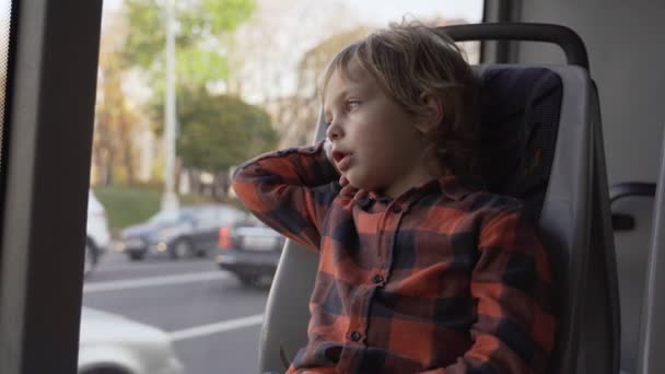 Boyin młody siedzi autobus miejski w Mińsku — Wideo stockowe