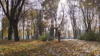 Genç anne oğluyla eğlenceli sonbahar park güneşli gün olması.