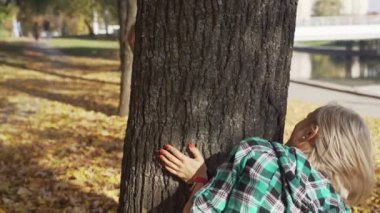 Genç anne oğluyla eğlenceli sonbahar park güneşli gün olması.