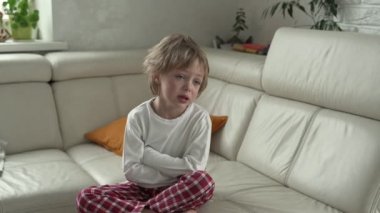 Küçük çocuk duygular. Üzgün ve ağlayan çocuktur