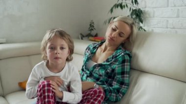 Annesi hasta çocuğunu arka plan, sıcaklığı ölçme. Yüksek ateşle evde kanepe yalan hasta çocuk