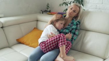 Annesi hasta çocuğunu arka plan, sıcaklığı ölçme. Yüksek ateşle evde kanepe yalan hasta çocuk