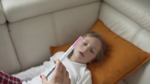 Parent feed the medicine to 5 year caucasian boy.Boy catch an infection and take medicine by soral syringe.Selective focus. — Stock Video