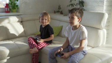İki çocuğu duygusal güneşli sabah evde videogames oynarken