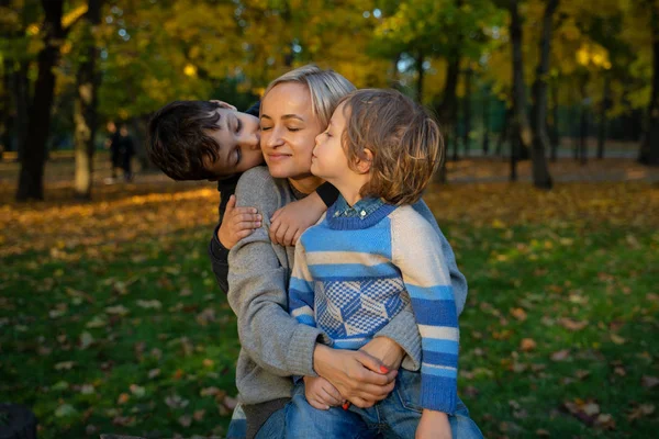 Sorridente Giovane Famiglia Foglie Una Giornata Autunnale — Foto Stock