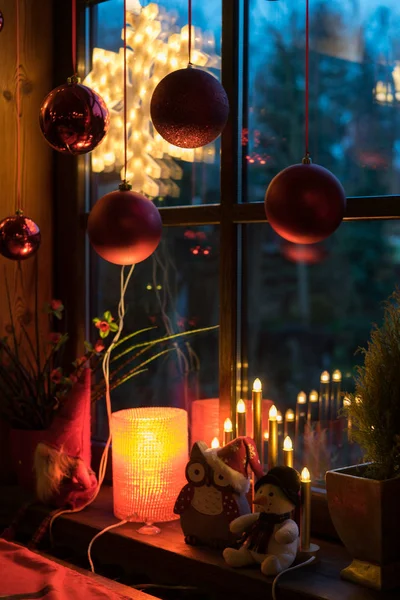 Neve uomo e luci di Natale — Foto Stock