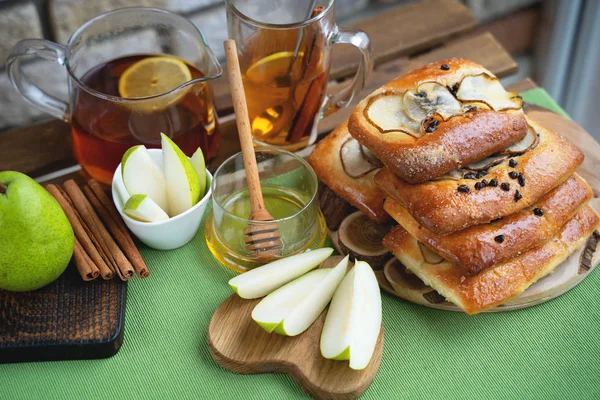 배, 꿀, 나무 테이블에 녹차와 함께 프랑스 brioche 롤빵 — 스톡 사진