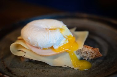 Kepekli ekmek peynir, salam ve haşlanmış yumurta ile tost